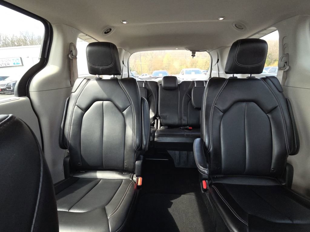 Used 2023 Chrysler Pacifica Touring-L image 25