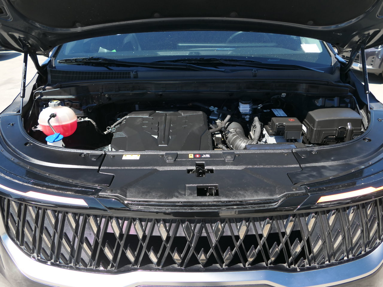 Used 2025 Kia Carnival FWD image 28