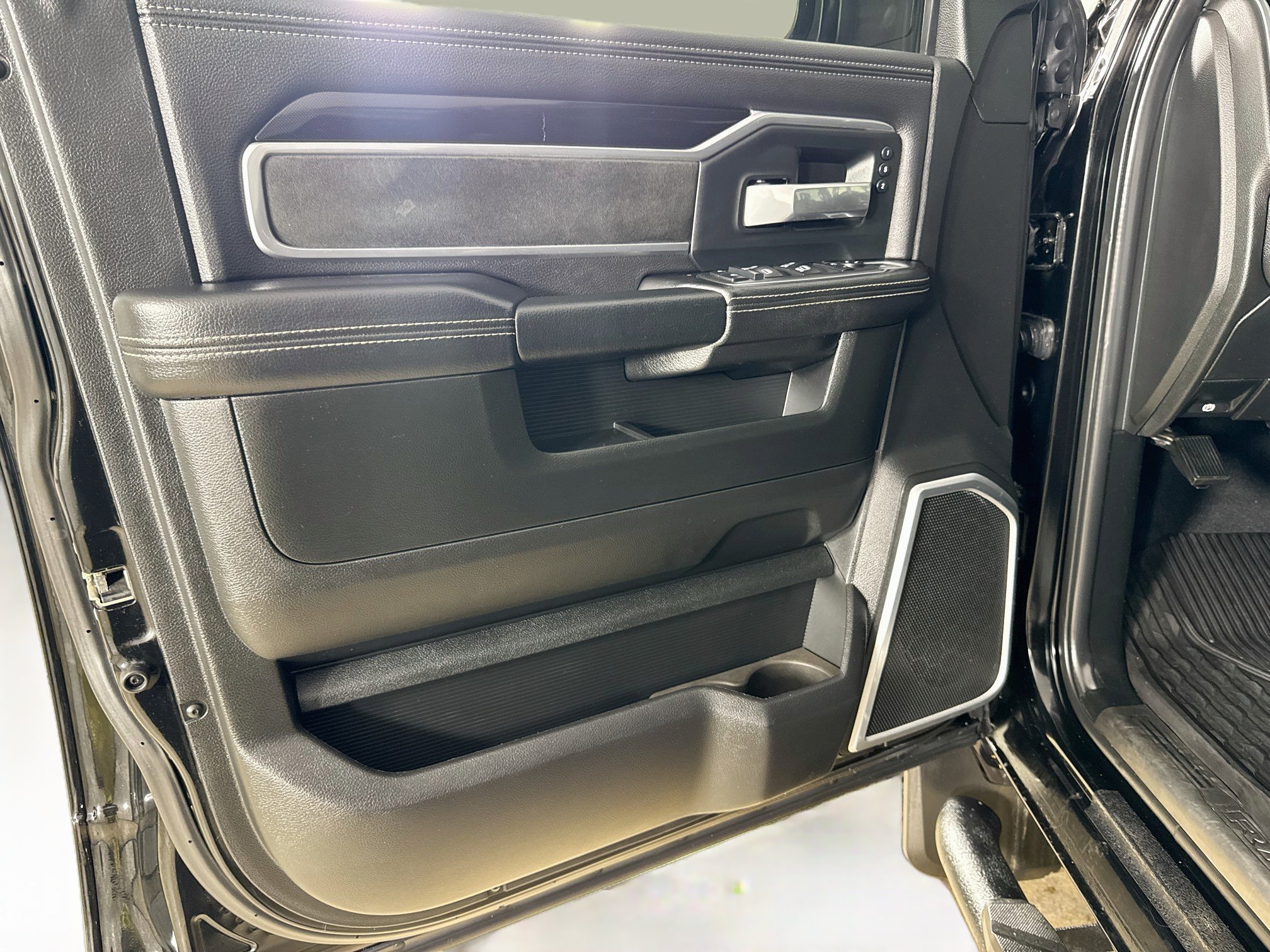 Used 2020 RAM 2500 Laramie w/ Night Edition AWD/4WD image 11