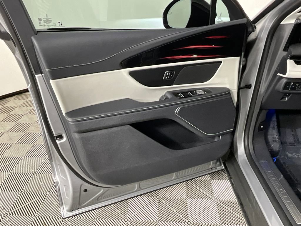 Used 2025 Lincoln Nautilus Premier AWD/4WD image 18