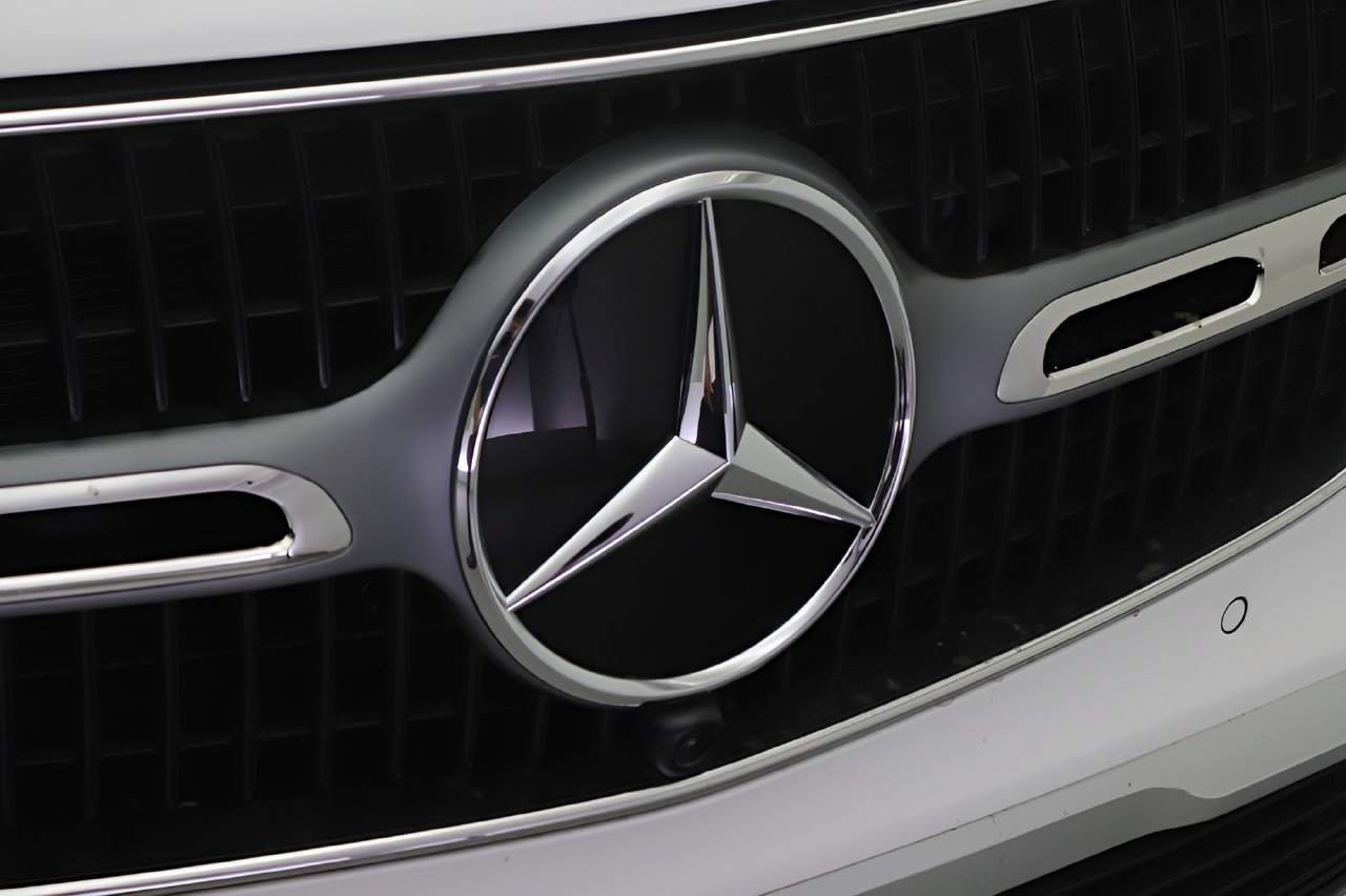 Used 2025 Mercedes-Benz GLC 350e 4MATIC image 26
