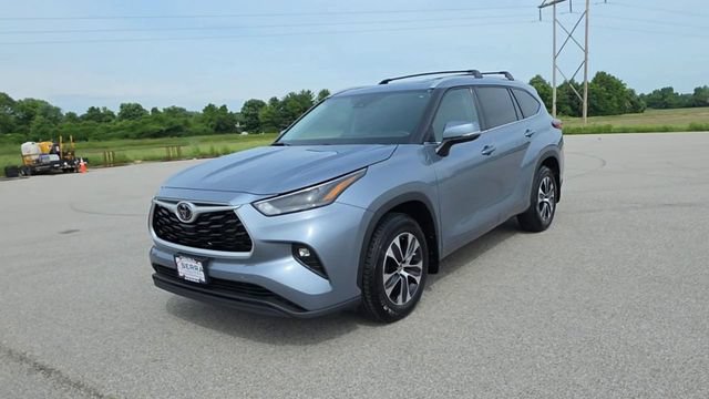 Used 2022 Toyota Highlander XLE AWD/4WD image 3