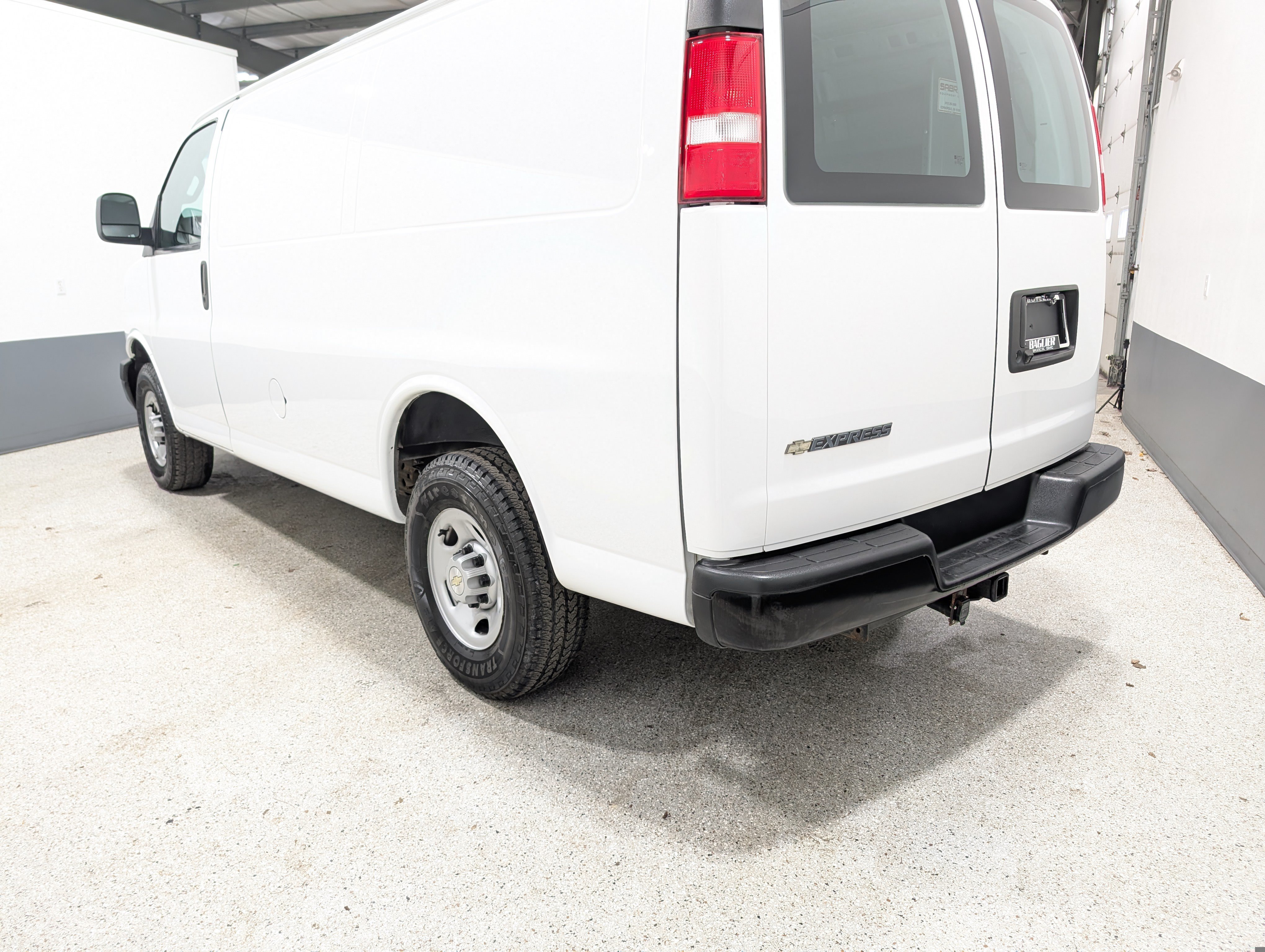 Used 2022 Chevrolet Express 3500 w/ Driver Convenience Package RWD image 4