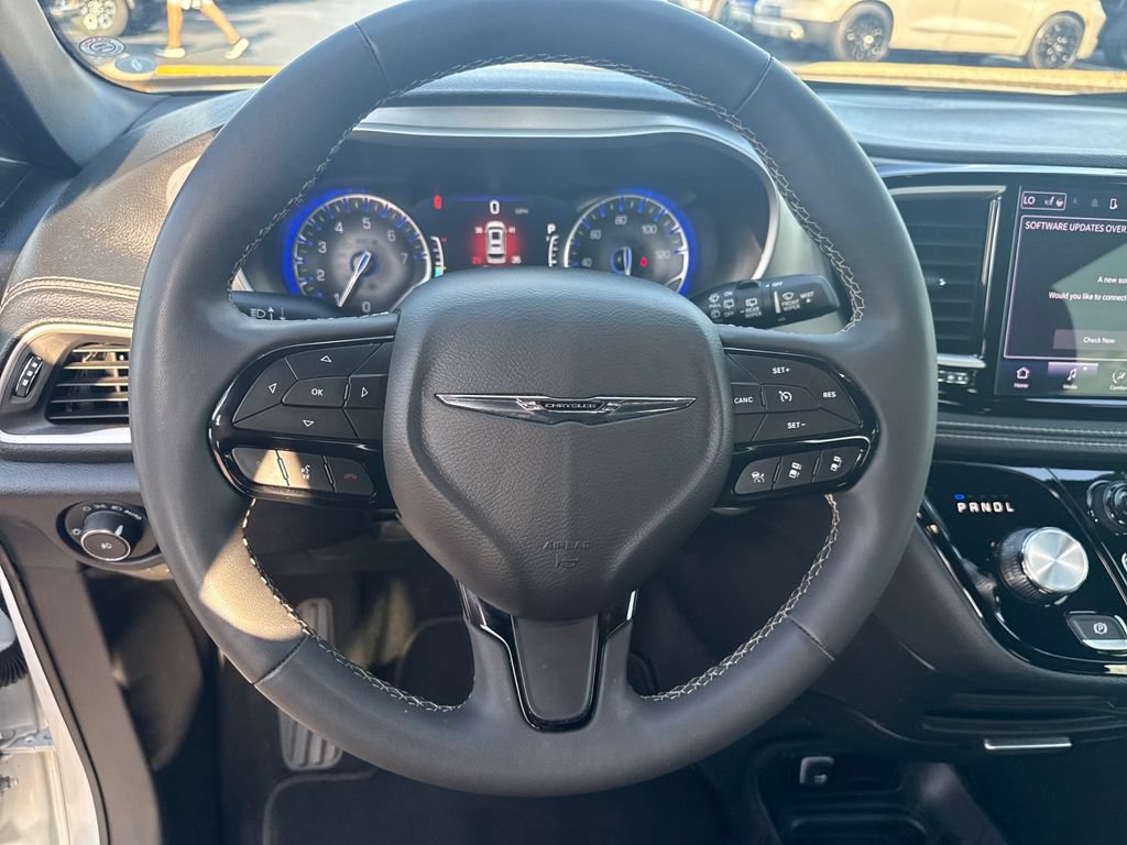 Used 2023 Chrysler Pacifica Touring FWD image 22