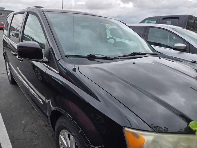Used 2014 Chrysler Town & Country Touring FWD image 1