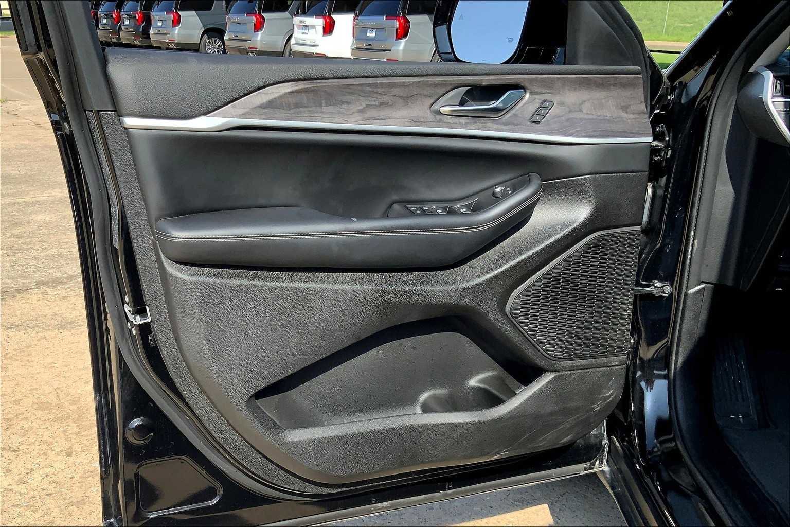 Used 2024 Jeep Grand Cherokee Limited image 19