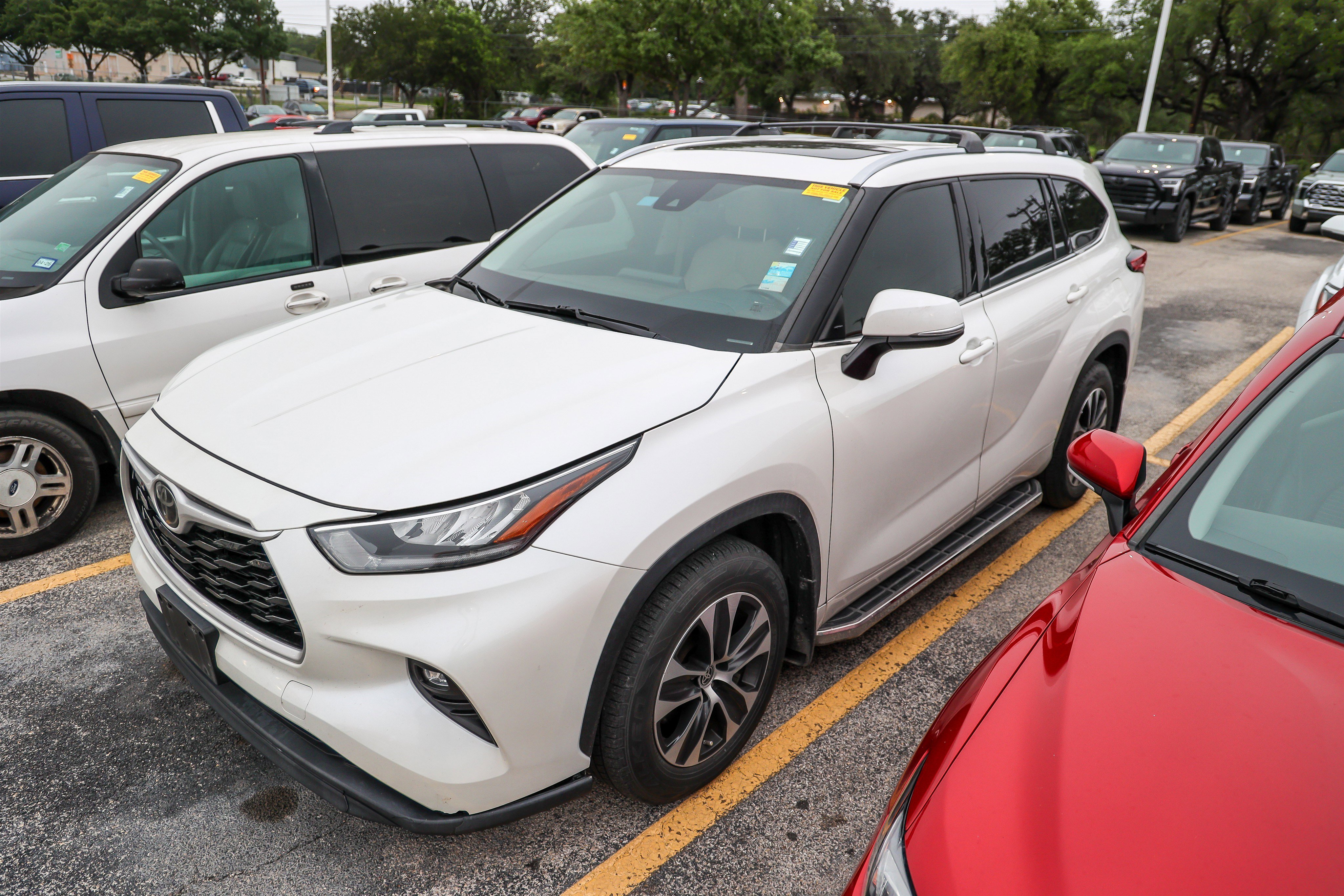Used 2020 Toyota Highlander XLE FWD image 3