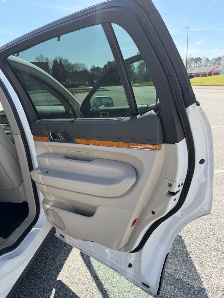 Used 2010 Lincoln MKT 2WD image 17