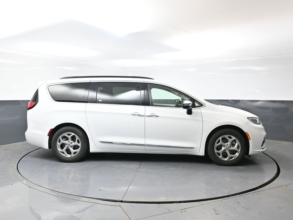 Used 2023 Chrysler Pacifica Limited FWD image 4
