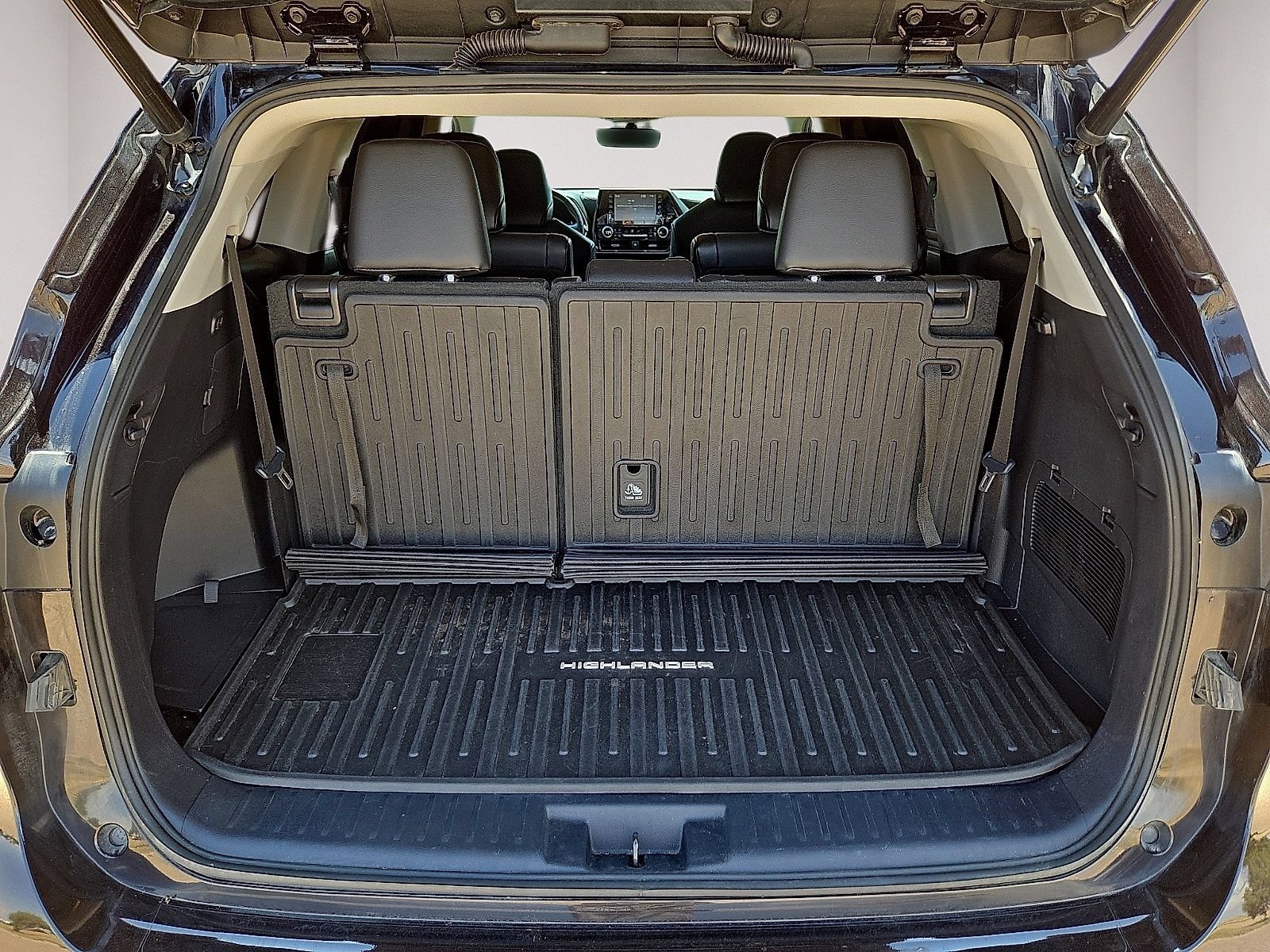 Used 2021 Toyota Highlander XLE AWD/4WD image 14