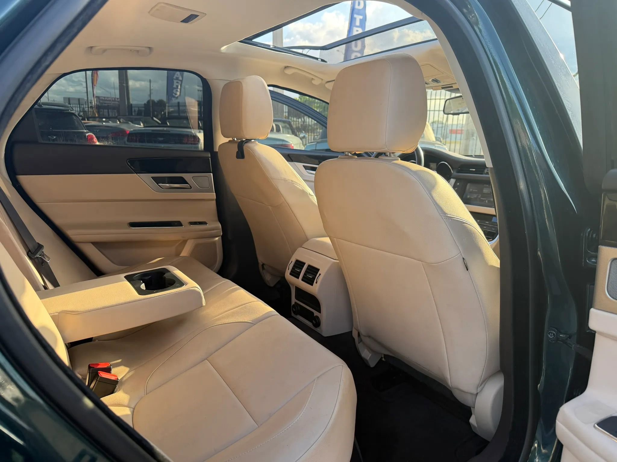 Used 2016 Jaguar XF Premium RWD image 14