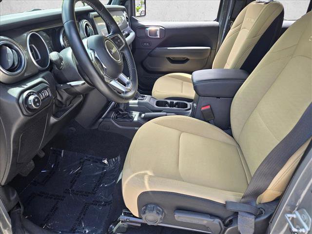Used 2022 Jeep Gladiator Overland AWD/4WD image 16