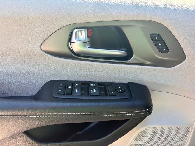 Used 2023 Chrysler Pacifica Touring-L FWD image 17