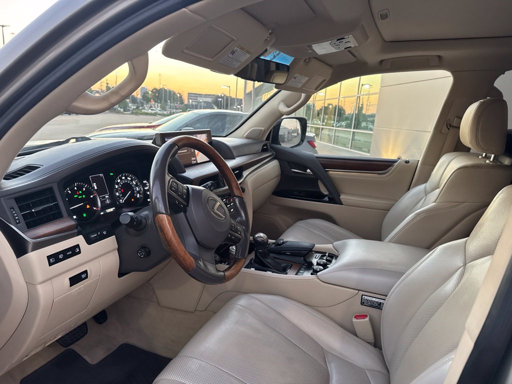 Used 2016 Lexus LX 570 4WD w/ Luxury Package image 3