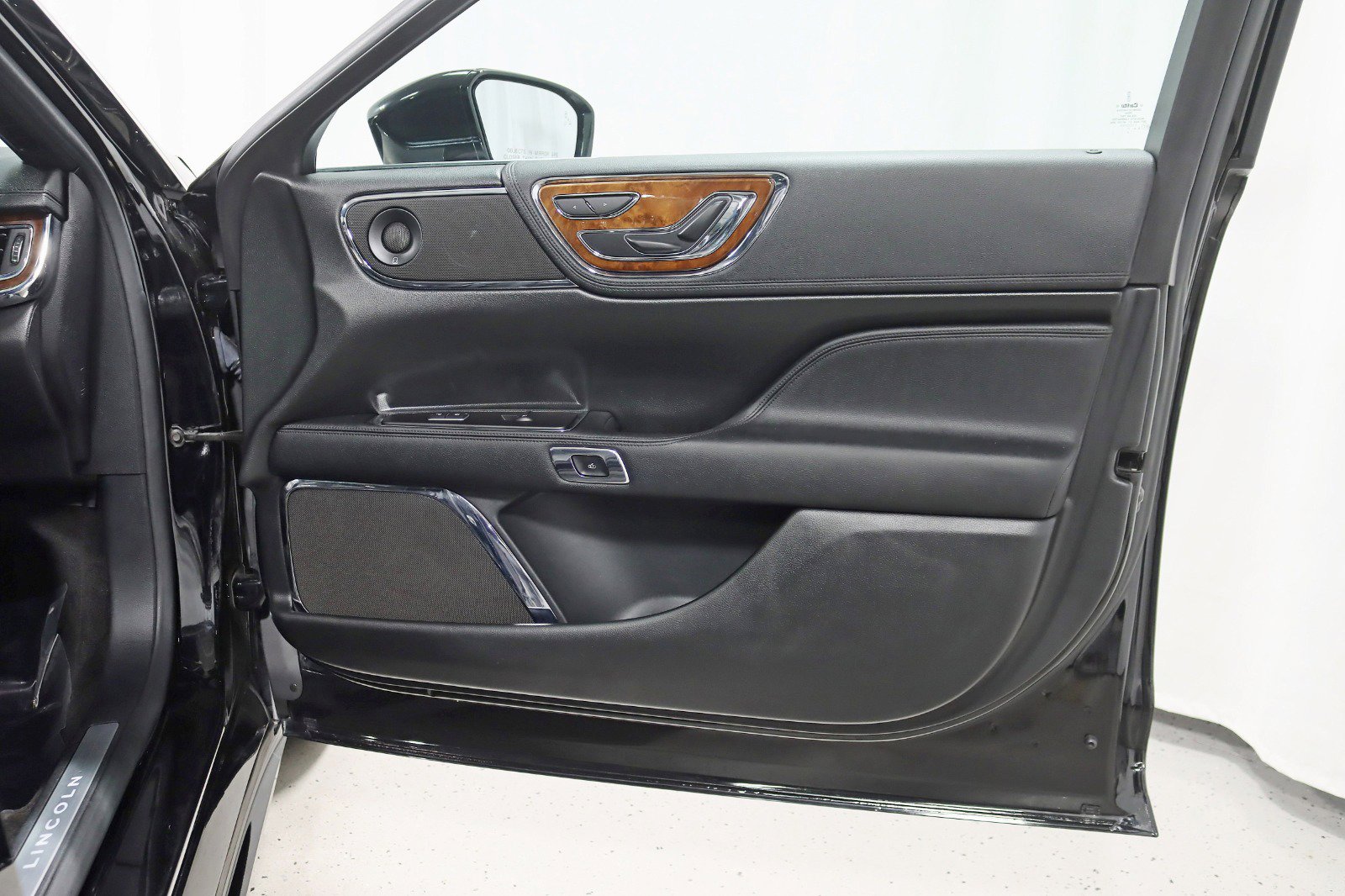 Used 2017 Lincoln Continental Select w/ Climate Package AWD/4WD image 31