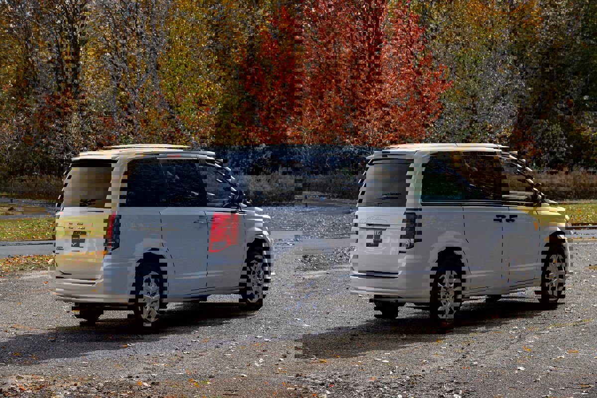 Used 2019 Dodge Grand Caravan SE w/ UConnect Hands-Free Group image 4