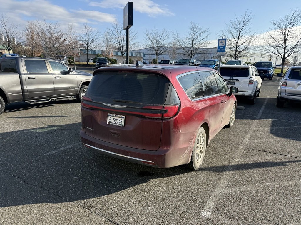 Used 2023 Chrysler Pacifica Touring-L image 5