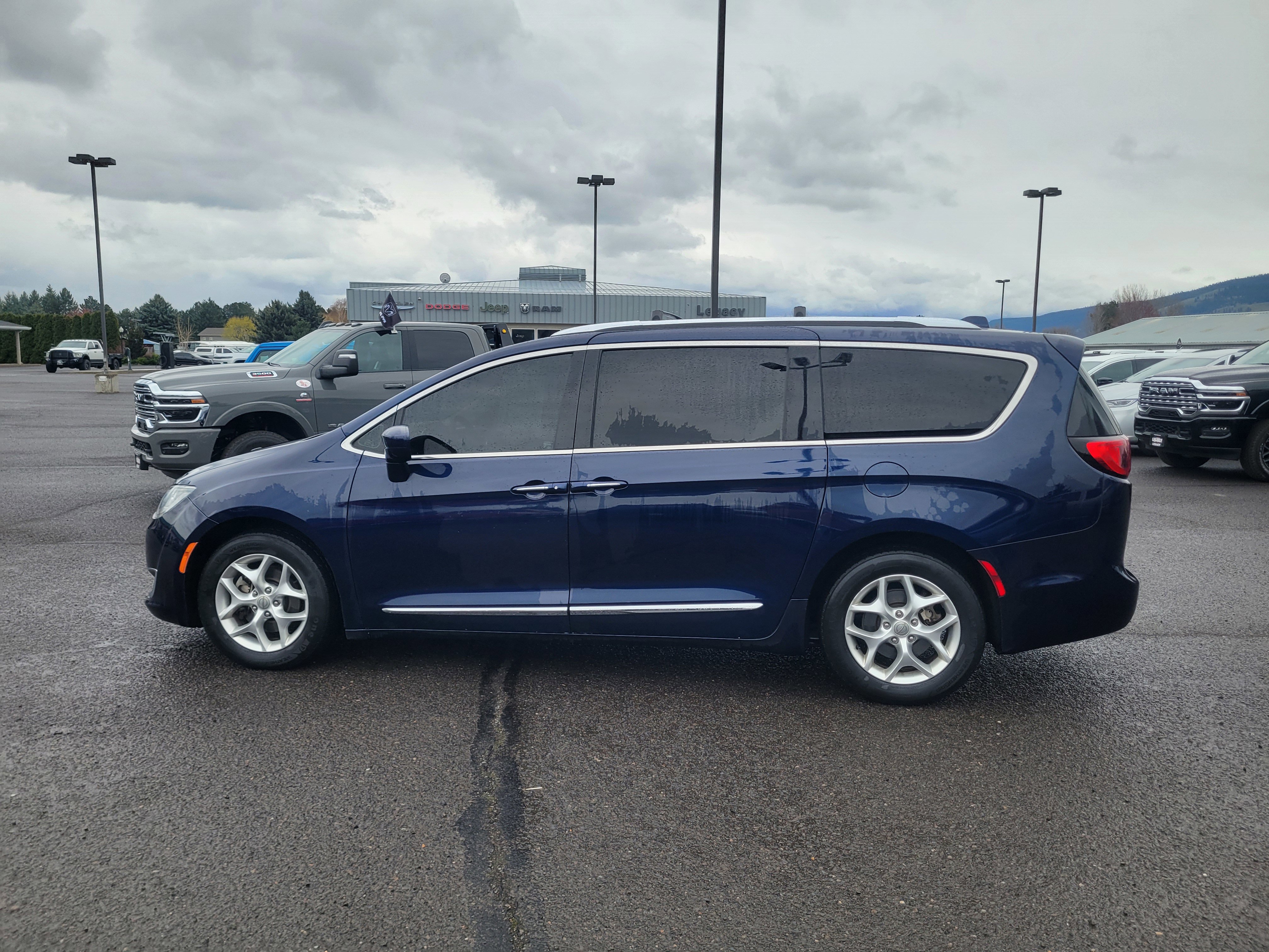 Used 2017 Chrysler Pacifica Touring-L Plus image 14
