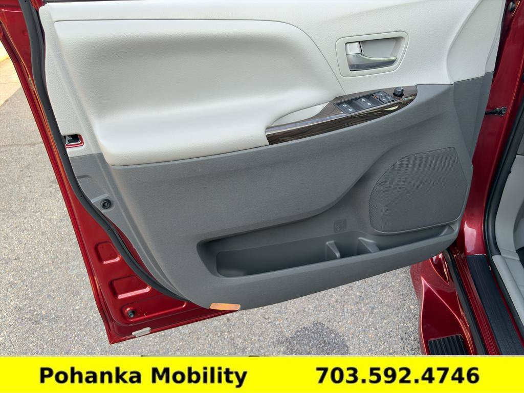 Used 2020 Toyota Sienna XLE w/ XLE Navigation Package FWD image 29