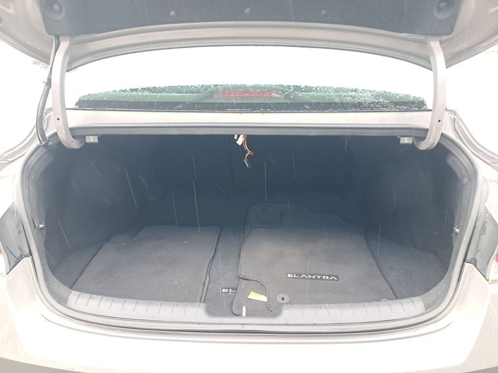 Used 2023 Hyundai Elantra Limited image 28