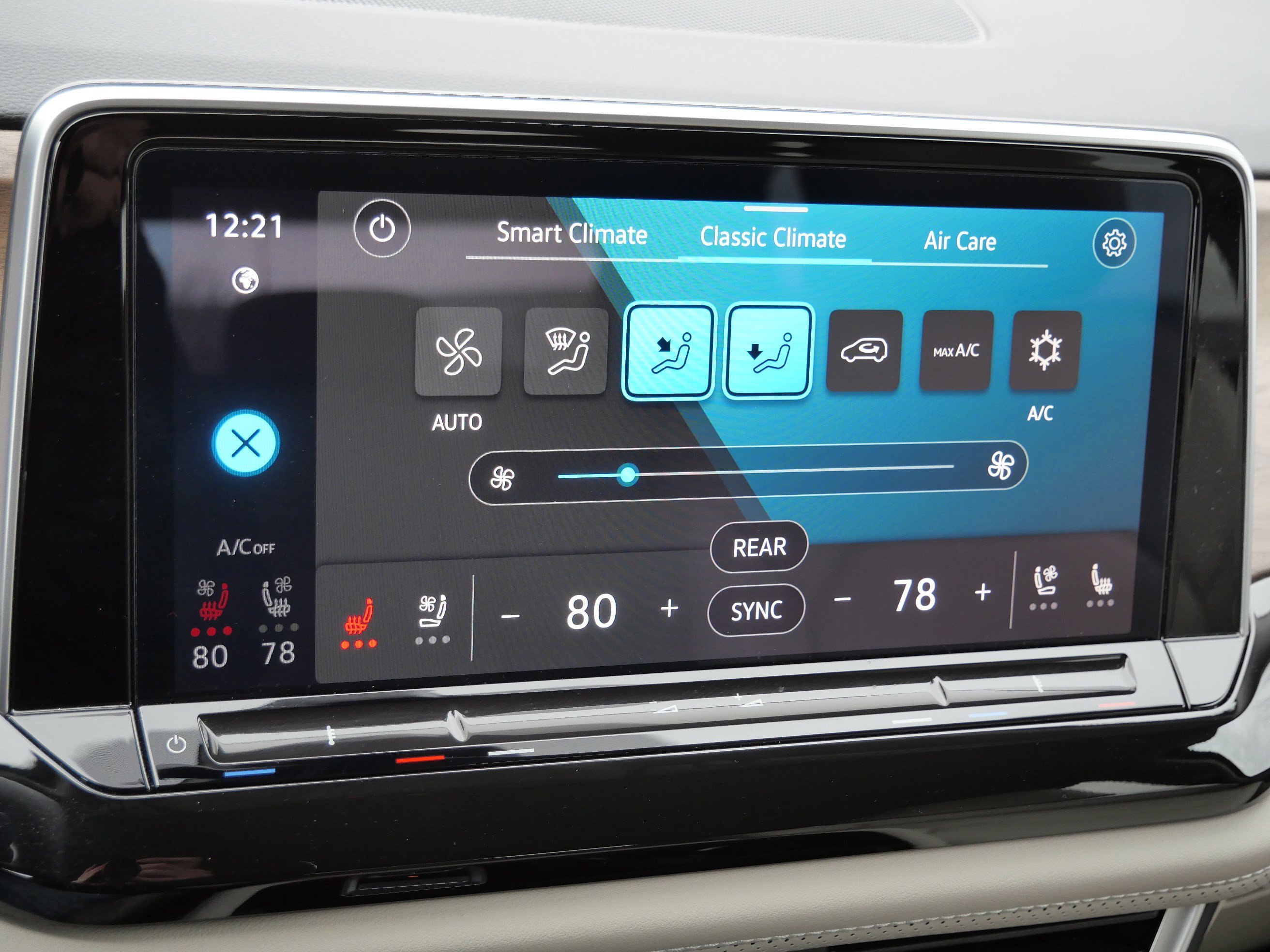 Certified 2025 Volkswagen Atlas SE image 23