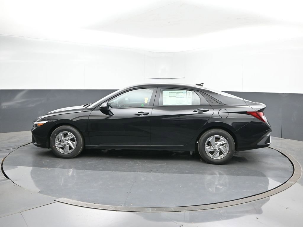 New 2026 Hyundai Elantra SE FWD image 3