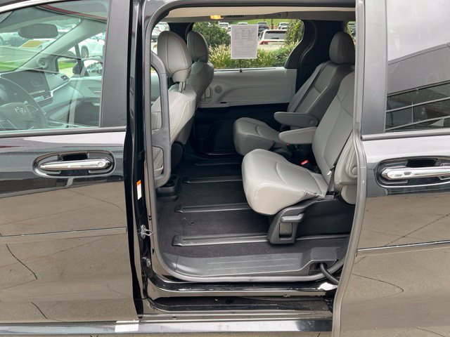 Used 2025 Toyota Sienna XLE w/ XLE Plus Package AWD/4WD image 31