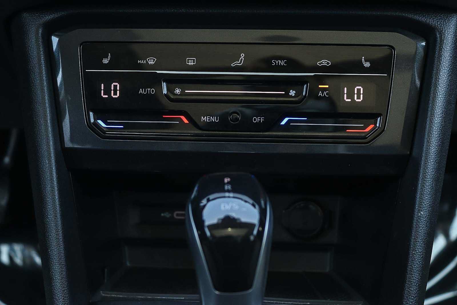 Used 2023 Volkswagen Tiguan SE w/ Panoramic Sunroof Package FWD image 13