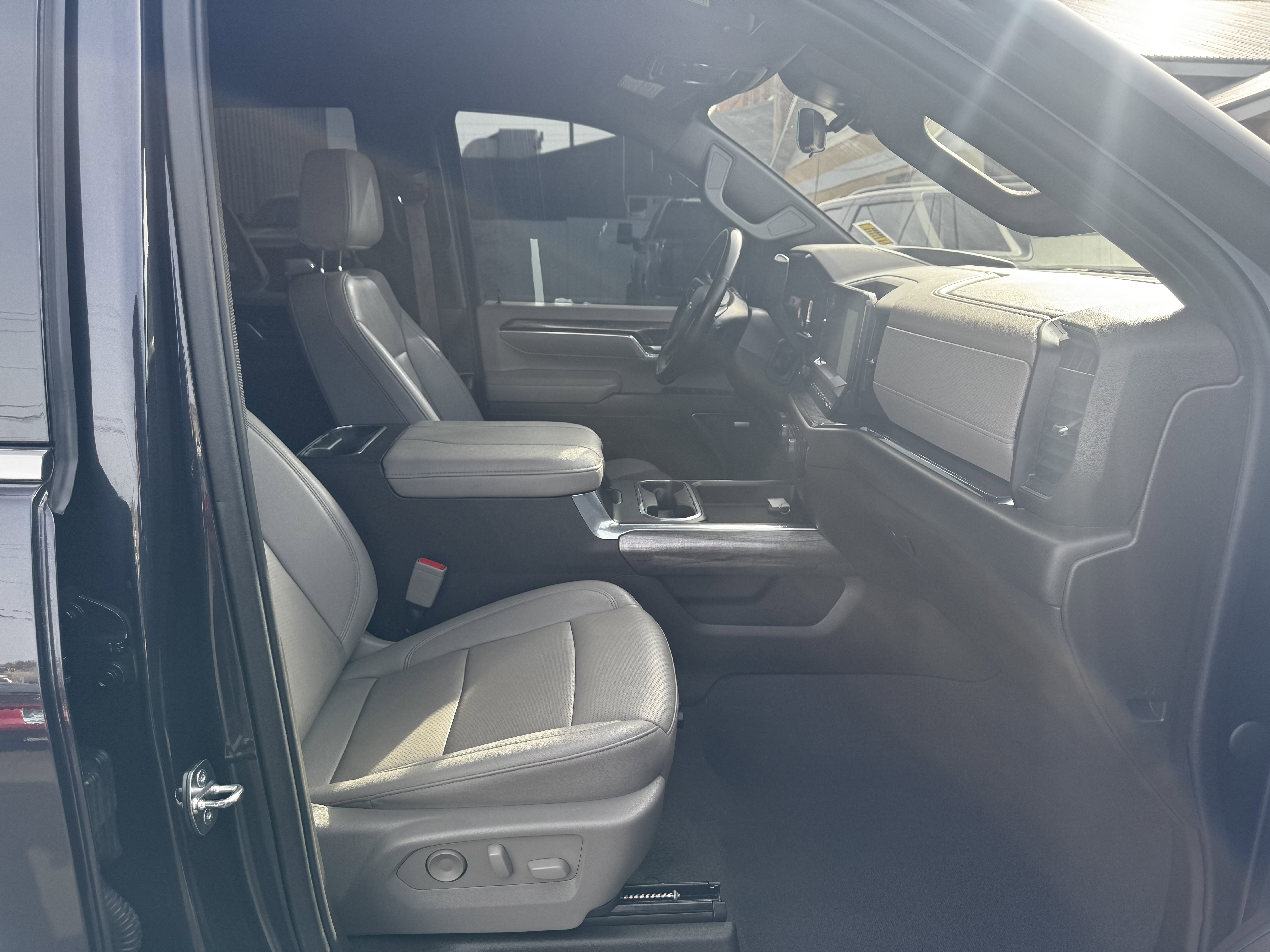 Used 2024 Chevrolet Silverado 2500 LTZ w/ LTZ Convenience Package image 15