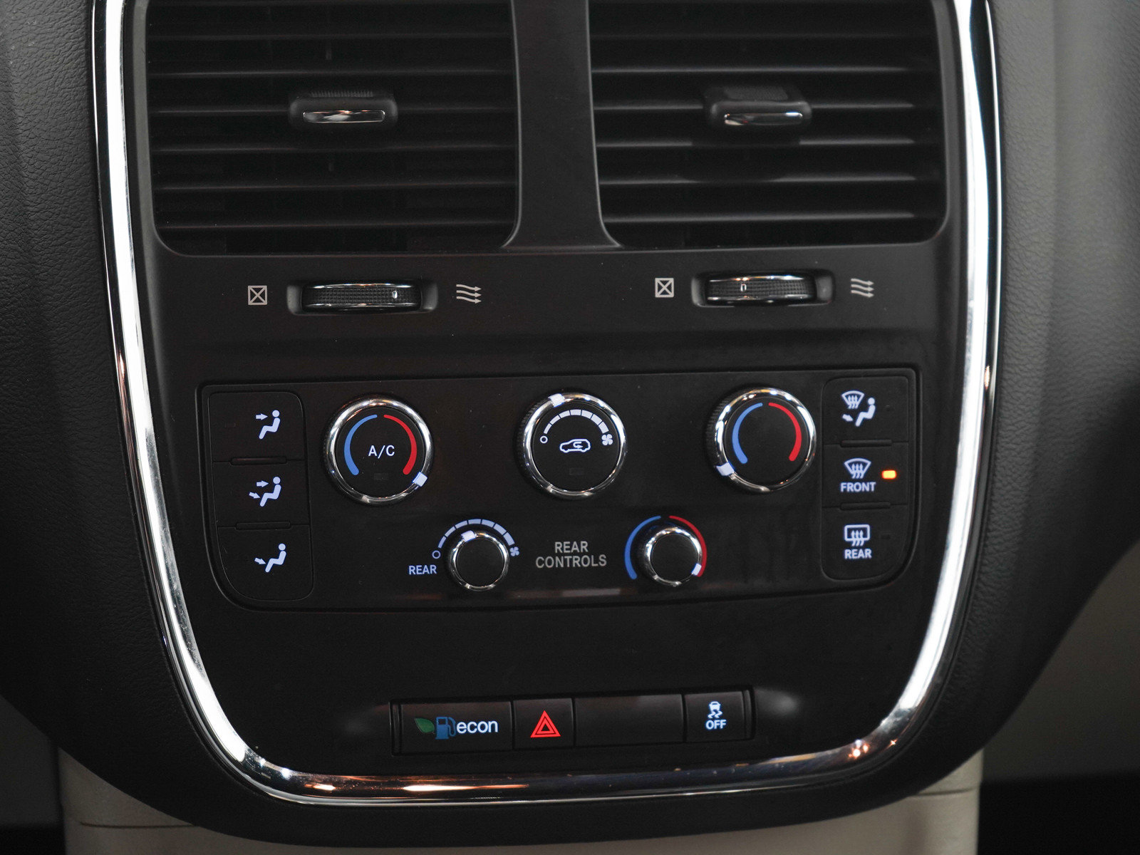 Used 2019 Dodge Grand Caravan SXT w/ Rear Park Assist Package FWD image 17