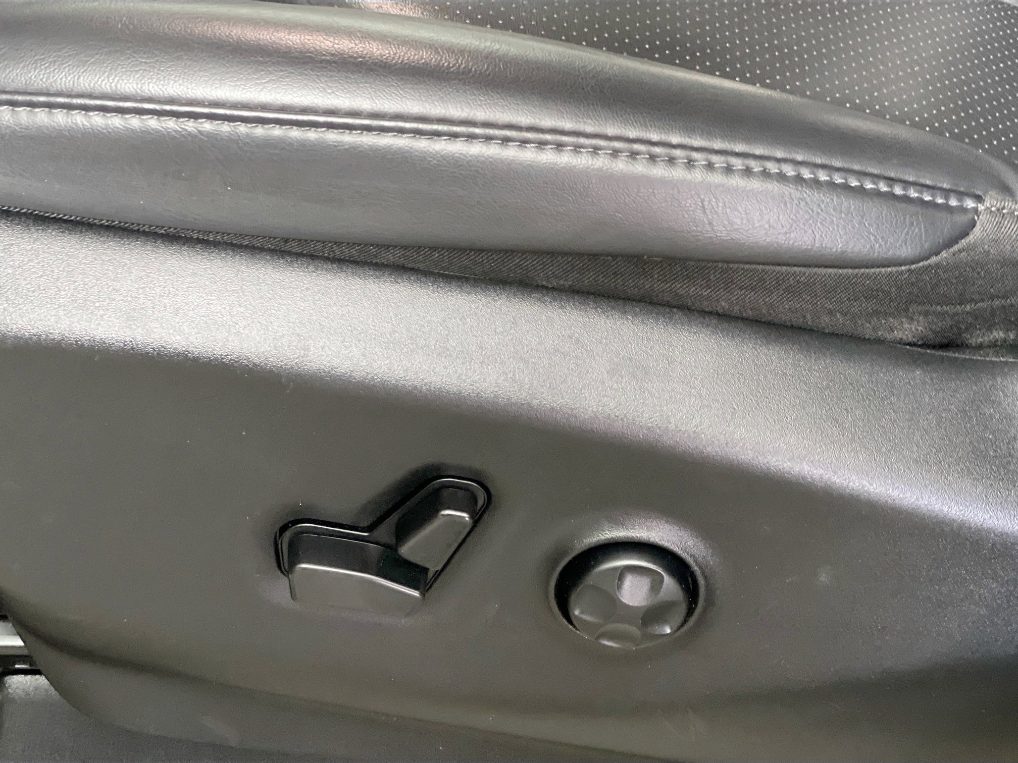 Used 2023 Chrysler Pacifica Touring-L image 15