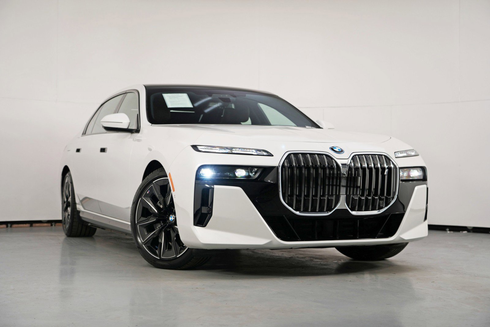 Used 2023 BMW i7 xDrive60 w/ Executive Package 2 image 66