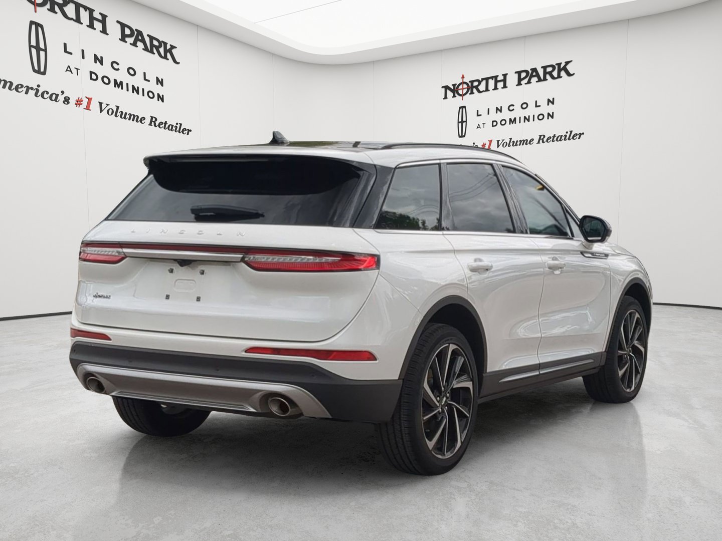 New 2026 Lincoln Corsair Reserve FWD image 3