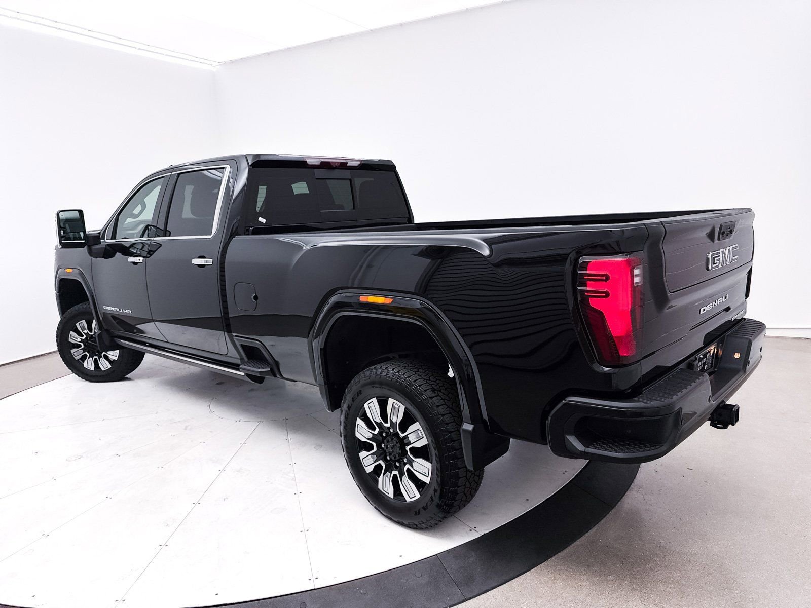 Used 2024 GMC Sierra 2500 Denali w/ Denali Reserve Package AWD/4WD image 2