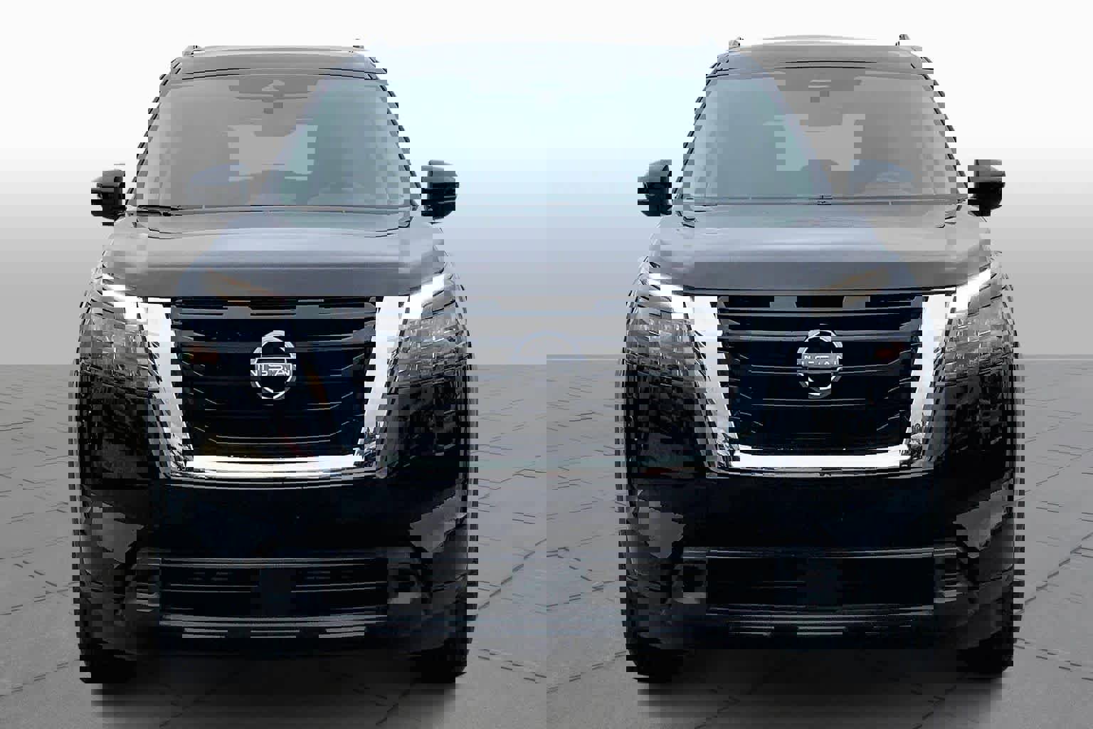 Used 2025 Nissan Pathfinder SV image 4