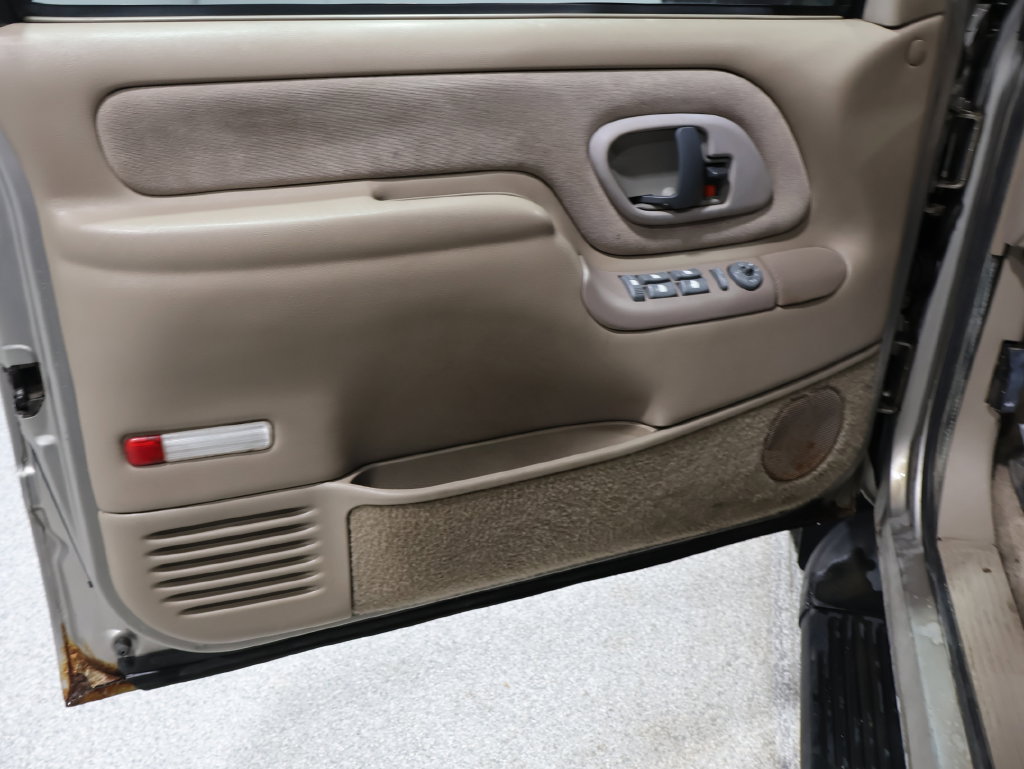Used 1999 GMC Suburban 4WD w/ Marketing Opt Pkg 3 image 20