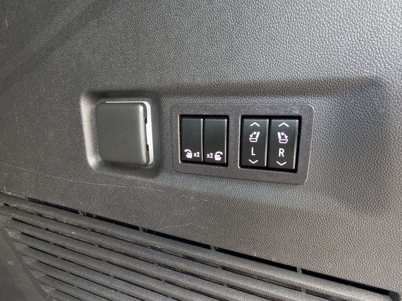Used 2023 GMC Yukon XL AT4 w/ Technology Package AWD/4WD image 15