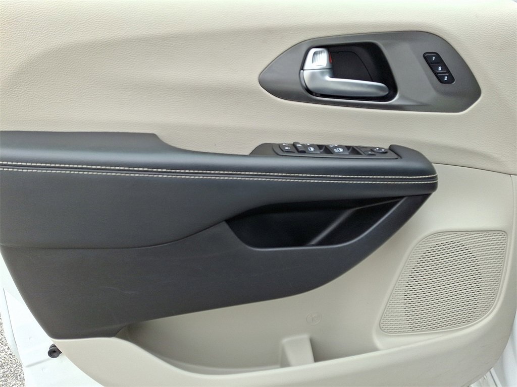 Used 2023 Chrysler Pacifica Touring-L image 15