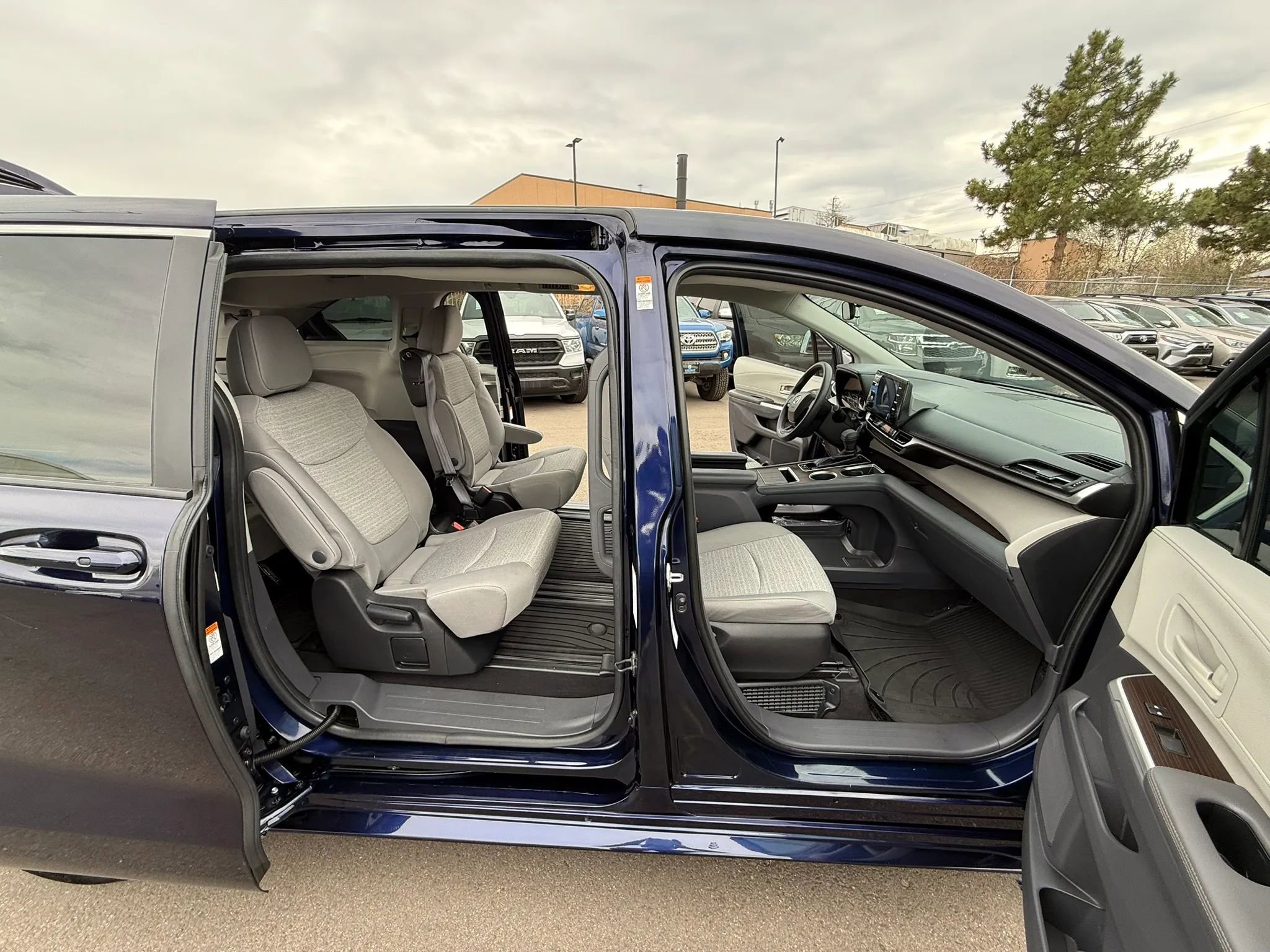 Used 2022 Toyota Sienna LE image 24