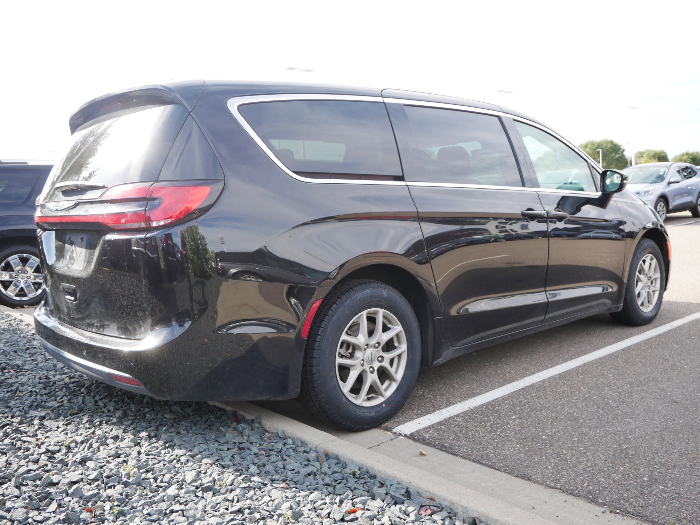 Used 2024 Chrysler Pacifica Touring-L image 4