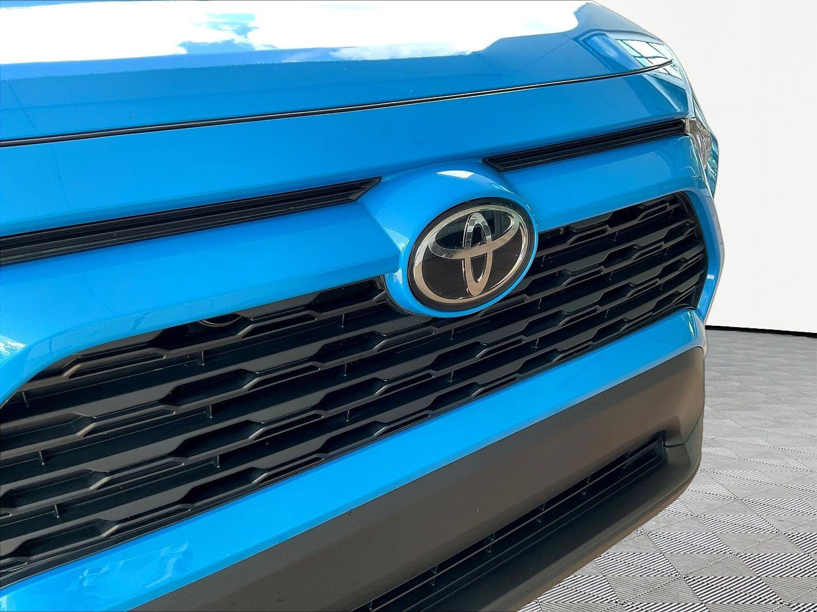 Used 2020 Toyota RAV4 LE w/ All Weather Liner Package FWD image 30