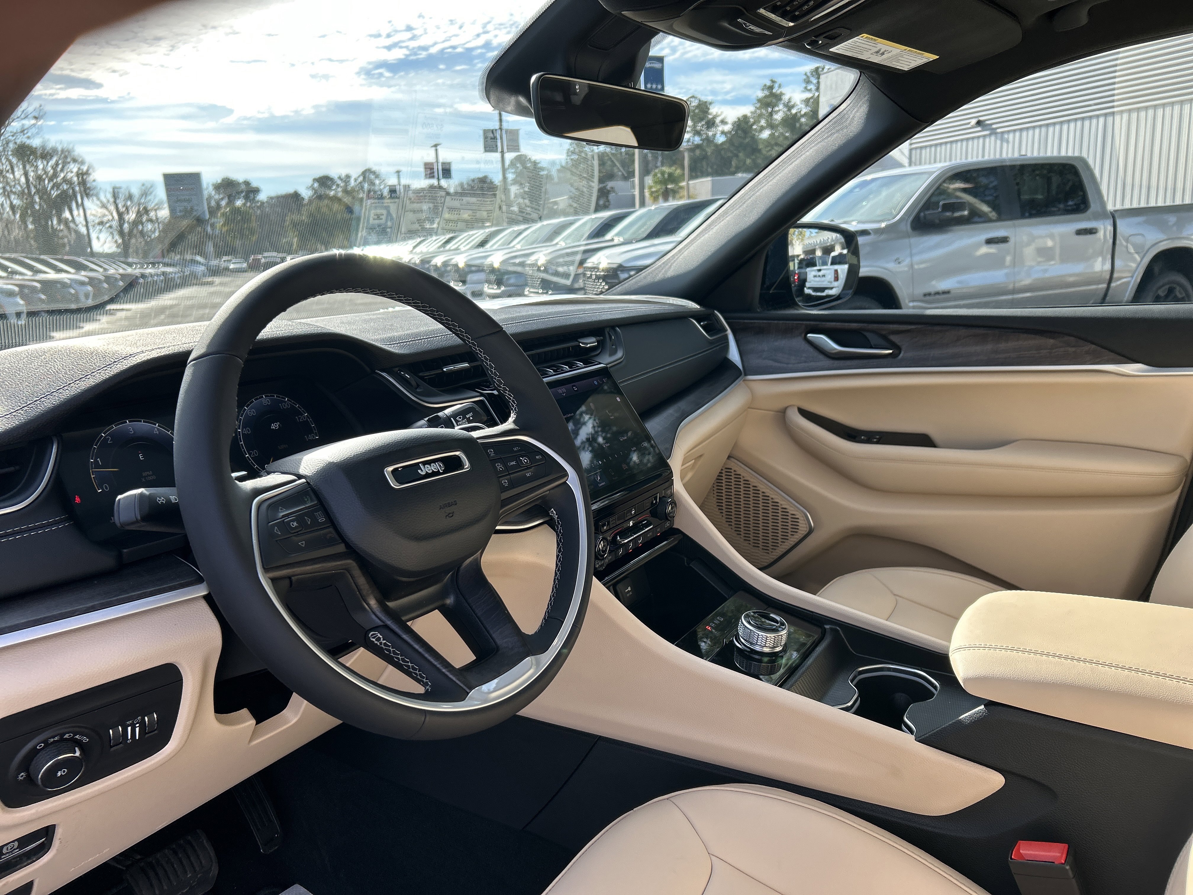 New 2025 Jeep Grand Cherokee Limited w/ Black Appearance Package image 16