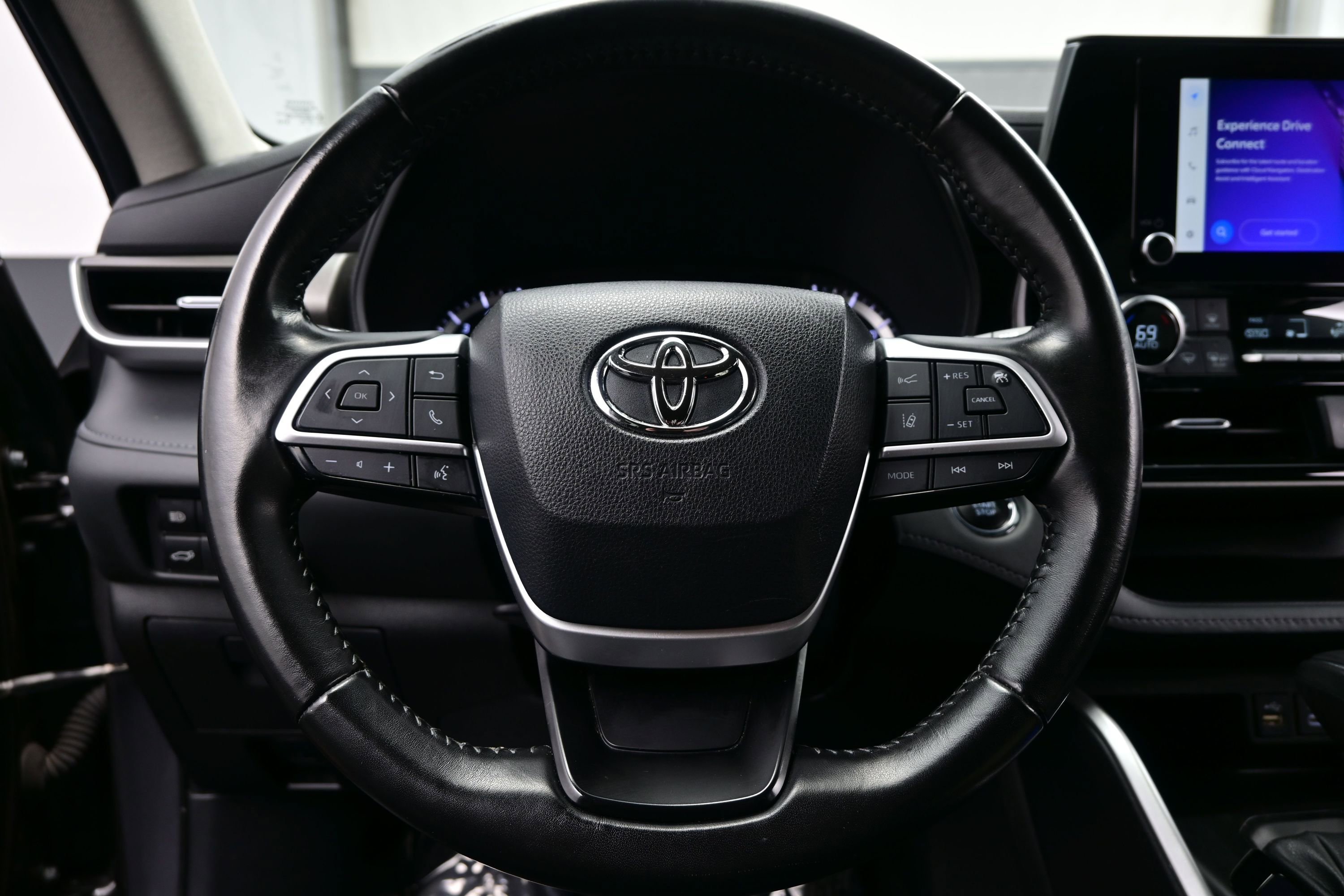 Used 2023 Toyota Highlander LE AWD/4WD image 23
