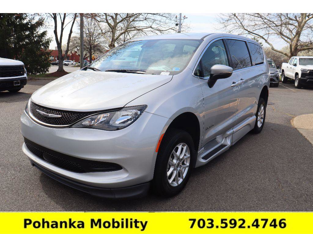 Used 2023 Chrysler Voyager LX image 5