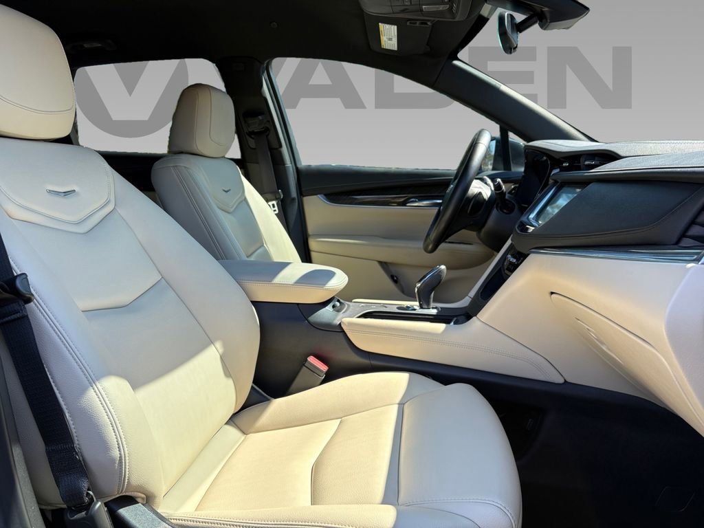 Used 2019 Cadillac XT5 FWD image 2