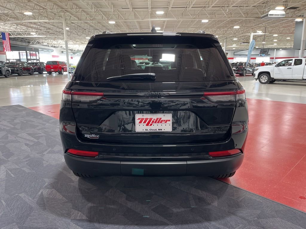Used 2024 Jeep Grand Cherokee Limited w/ Black Appearance Package AWD/4WD image 4