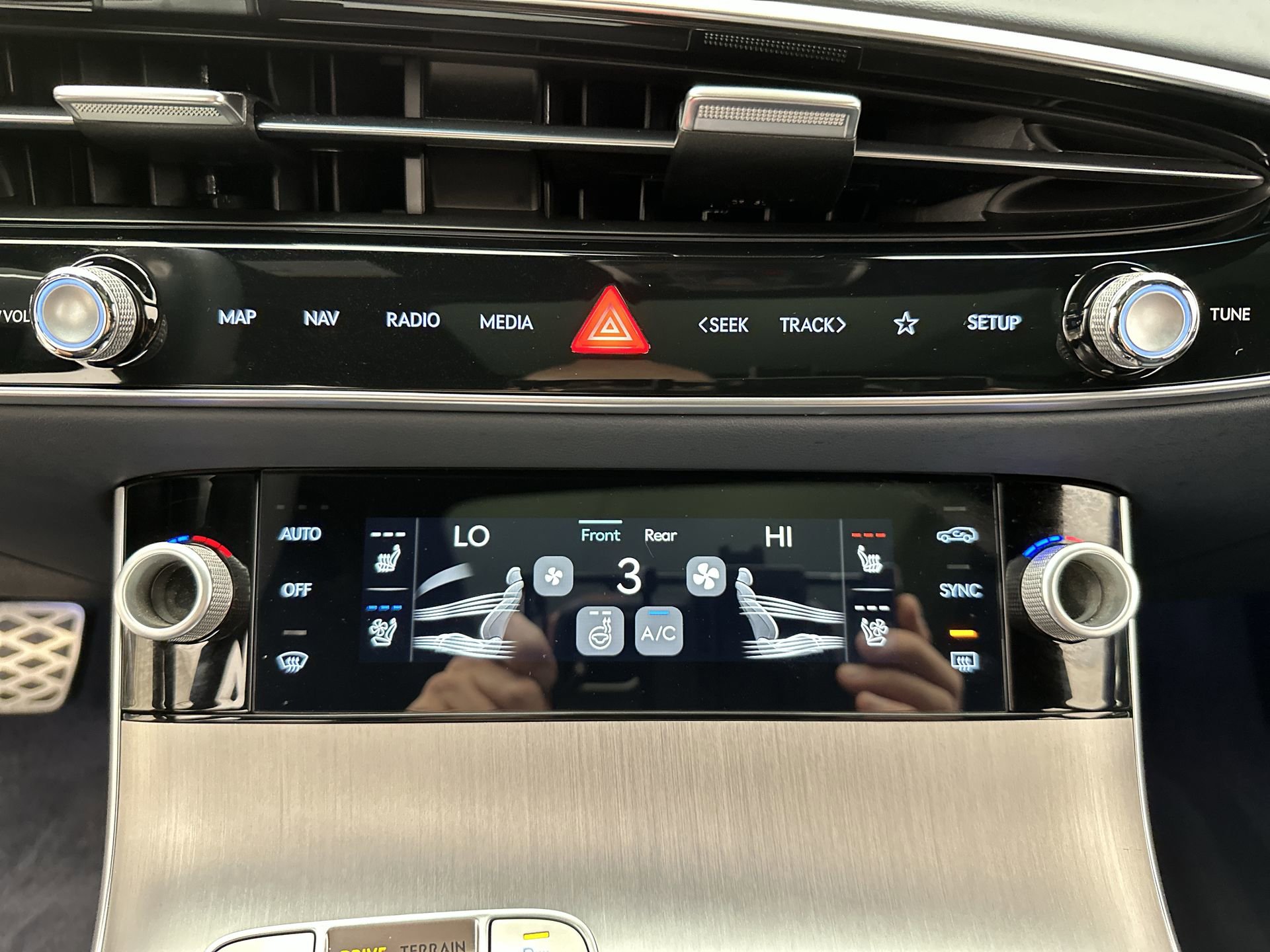 Certified 2026 Genesis GV70 3.5T Sport Advanced AWD/4WD image 19