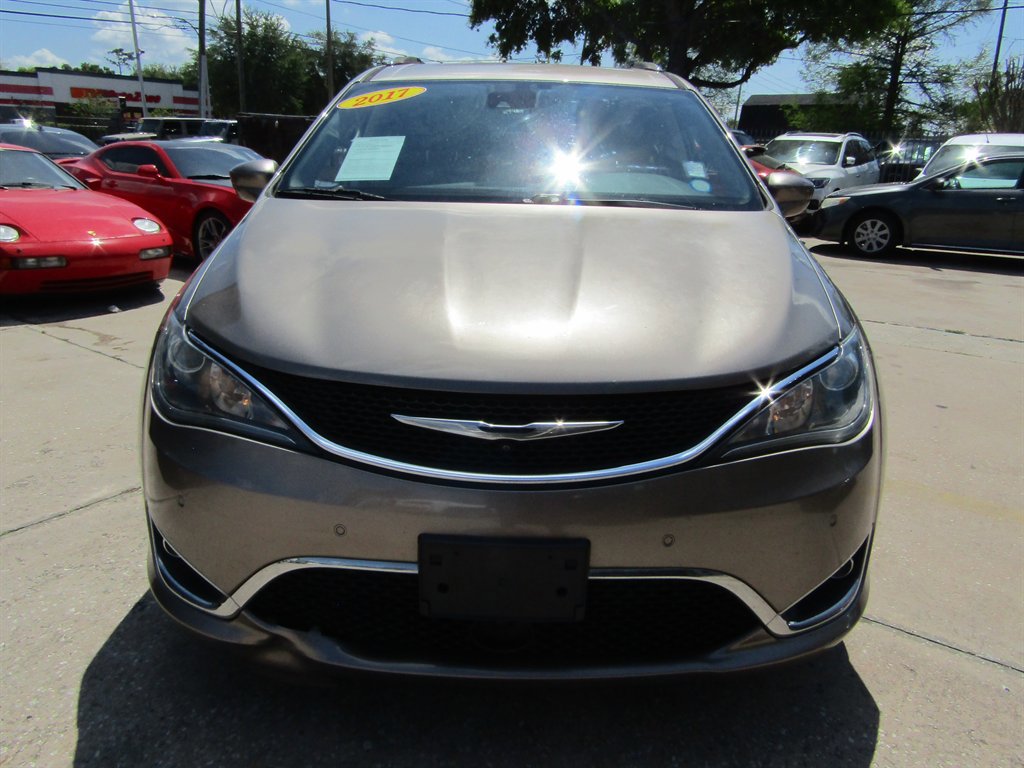 Used 2017 Chrysler Pacifica Touring-L Plus w/ Advanced Safetytec Group FWD image 2