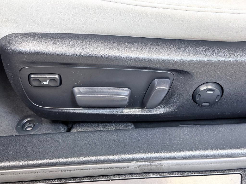 Used 2015 Toyota Avalon Limited FWD image 15