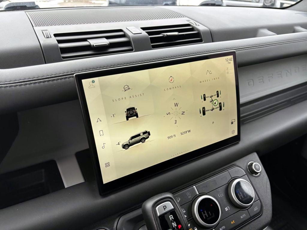 Used 2023 Land Rover Defender 130 X-Dynamic SE image 16